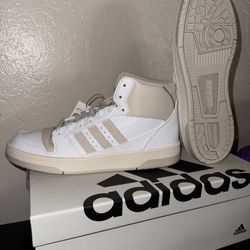Size 7 1/2 W Adidas