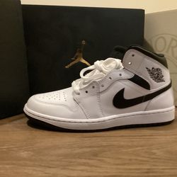 (brand) Air Jordan  (Shoe Name) Air Jordan 1 Mid’s  (color) White/black Blanc/blanc Noir/Noir 