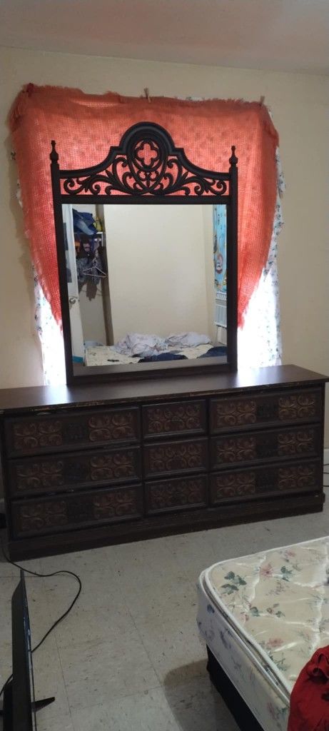 Dresser With Mirror