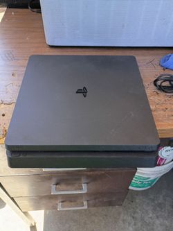 Consola play station 4 es nomás la consola