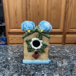 Vintage Ceramic Bluebird Birdhouse pair of Salt and Pepper Shakers.  Brand Alco on the bottom of the Birdhouse.  Size approximately 4 1/2 inches tall.