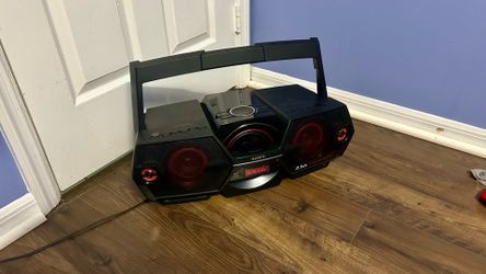 boombox radio with Bluetooth +am FM +CD PLAYER please read