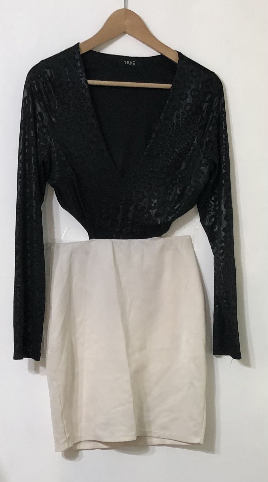 Women’s elegant leopard black beige V-neck side cut long sleeves. L