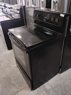 Estufa electrica Whirlpool negra.