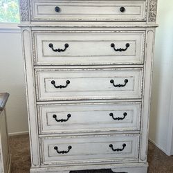 Realyn 5 Drawer Chest of Drawers/Dresser