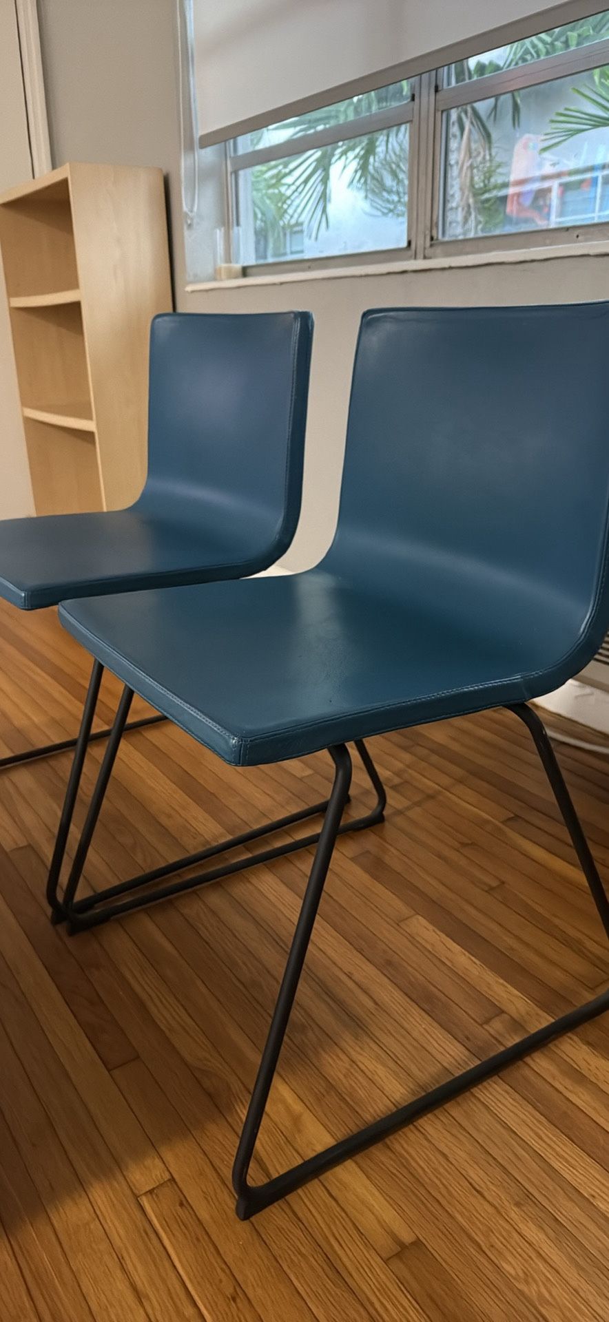 100% Leather Color Blue