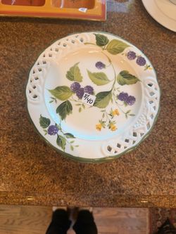 Decorative Ceramic Plate with Lattice Edge
