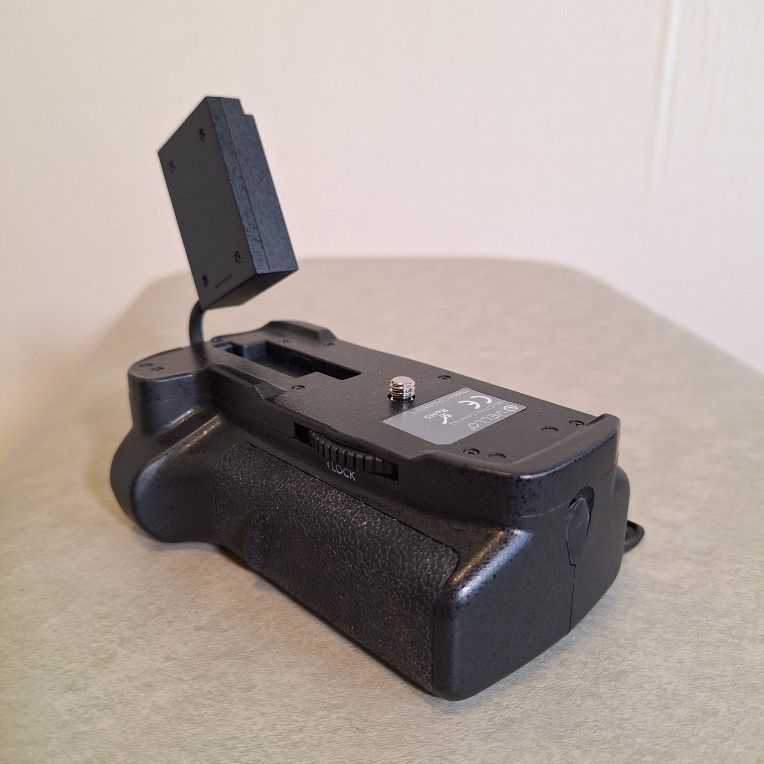 BATTERY GRIP FOR CANON SL3, SL2 VELLO BG-C17