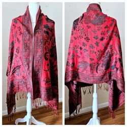 26"×68" Red & Black Floral Polyester Knit Fringed Scarf Shawl with Image Reversed on Back. No care tags. Pre-owned in excellent condition. No rips, st