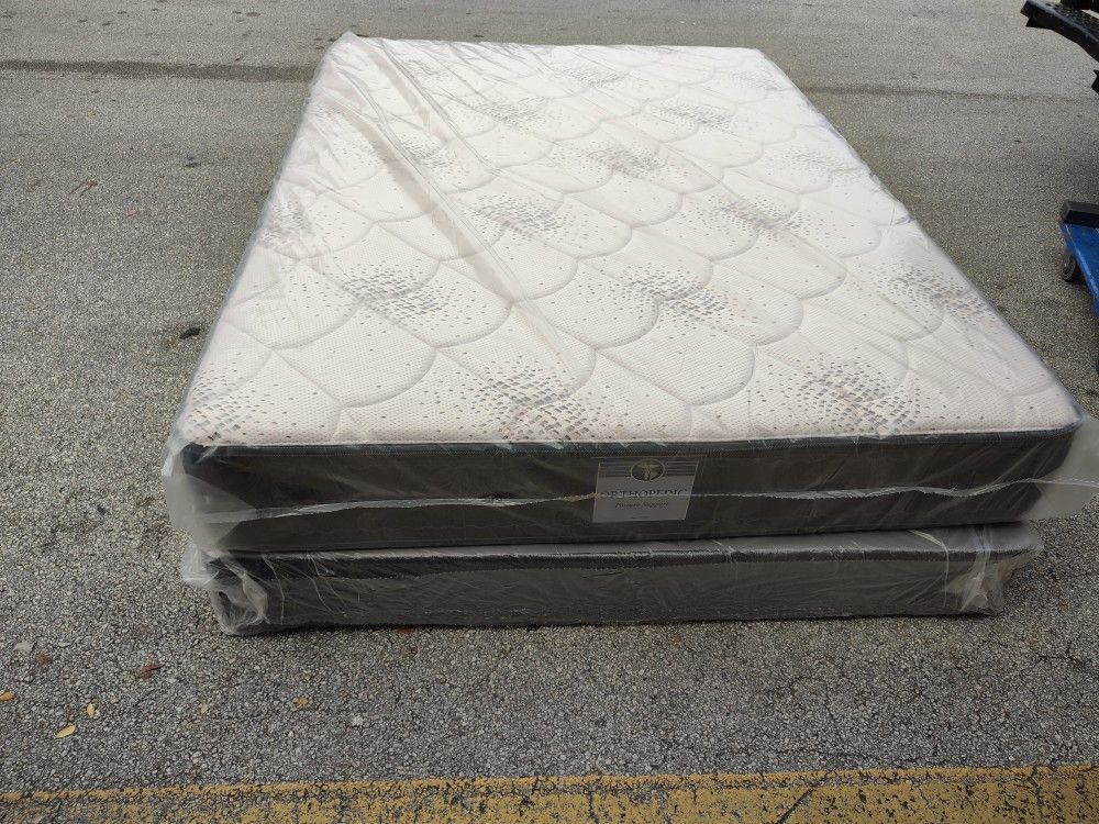 NEW MATTRESS QUEEN SIZE PLUSH WITH BOX SPRING
