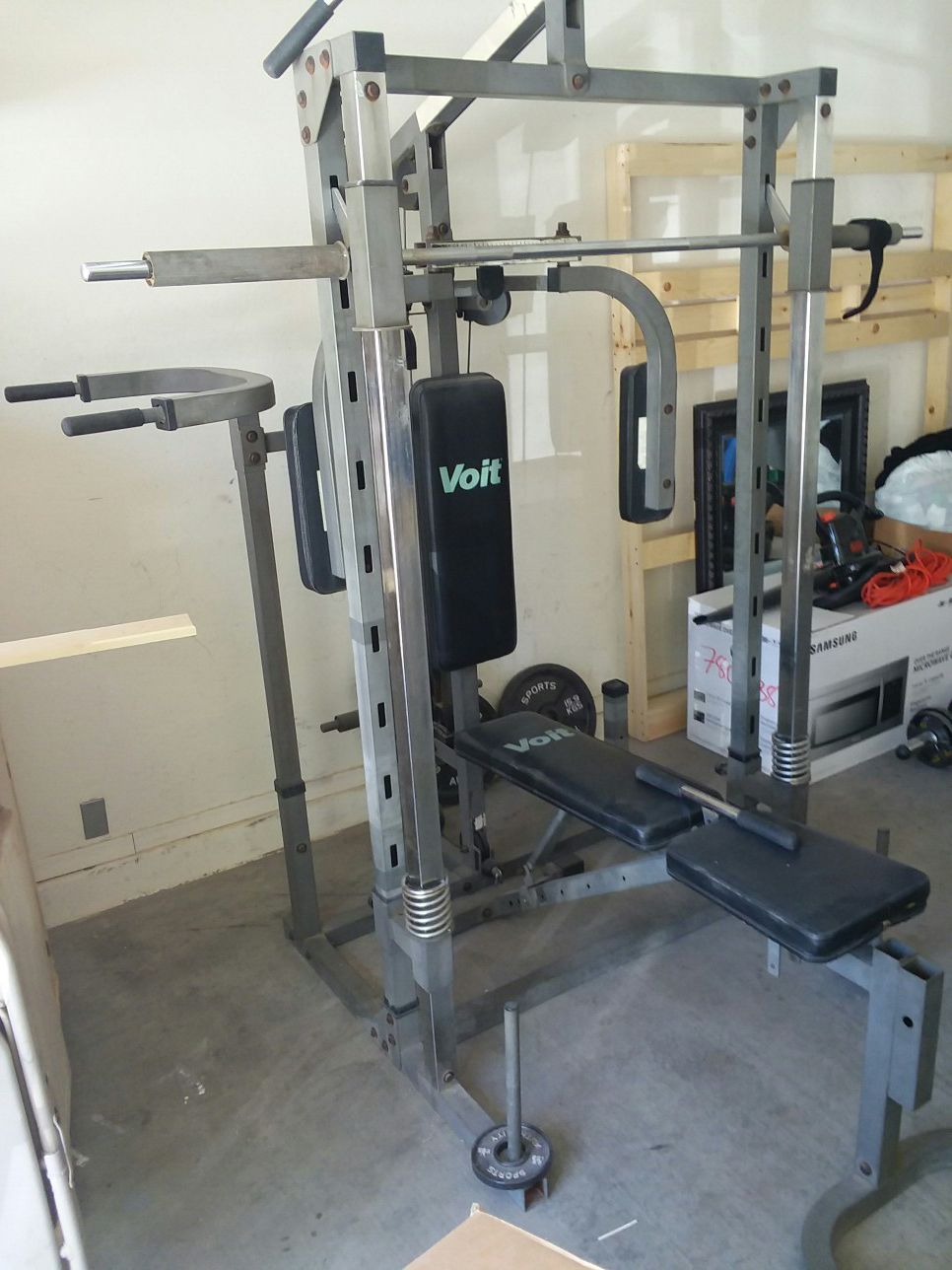 220lbs of Olympic weights Home gym set Decent shape, everything works, Lat bar 2 dumbbell bars 2 curl bars ... se abla español