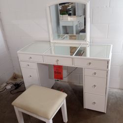 Nice Vanity With Lights ,Small Stool Included 