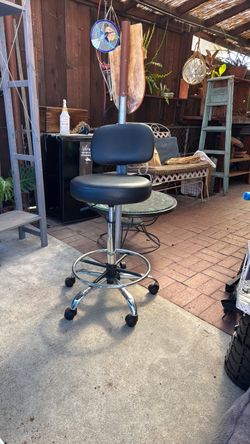 Adjustable height rolling office chair