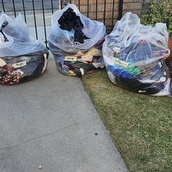 SELLS MIXED USED CLOTHING IN GOOD CONDITION