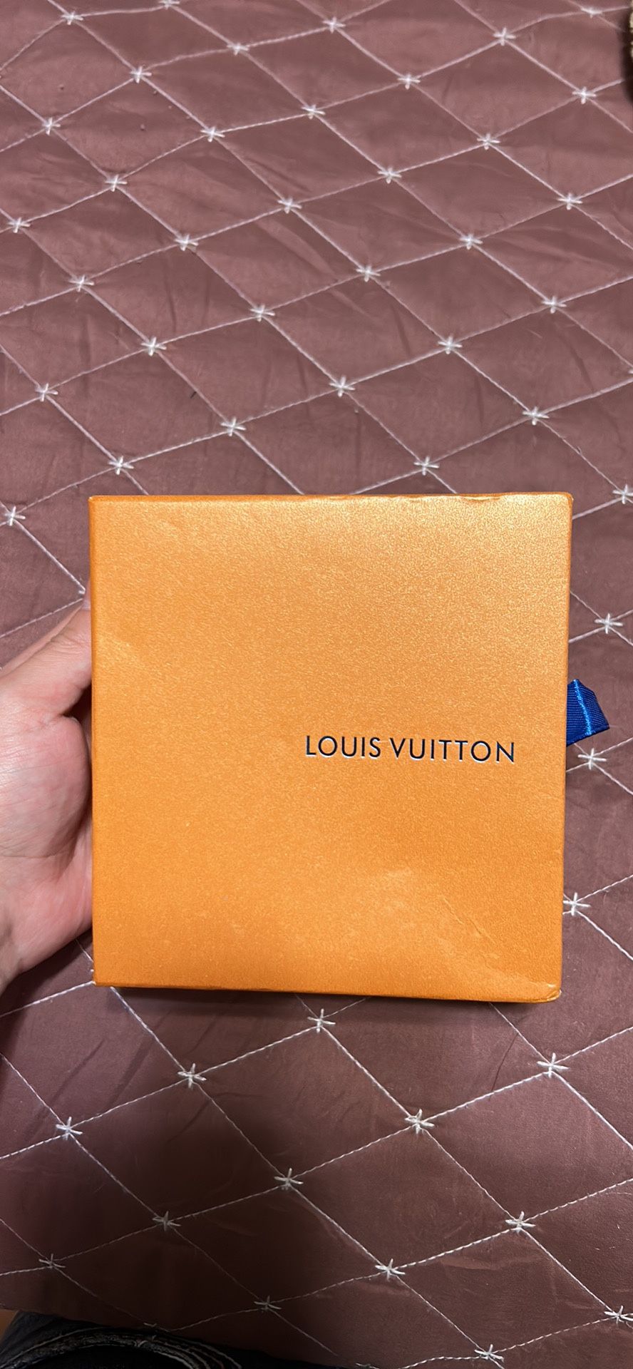 White Louis Vuitton belt fits sizes 30-40 (check description)