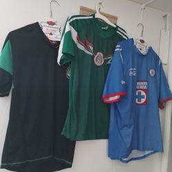 Camisa De Portiva Diferentes Size M -s -m  Los Tres Por $15