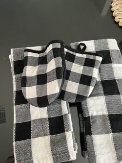 Buffalo Check Kitchen Towel Set And Mittens