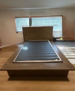 Queen size bed with seating platform
