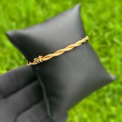 Italy Jewelry 14k solid Yellow Gold twisted shaped bangle 7.00” 5.70 grams 4.30mm