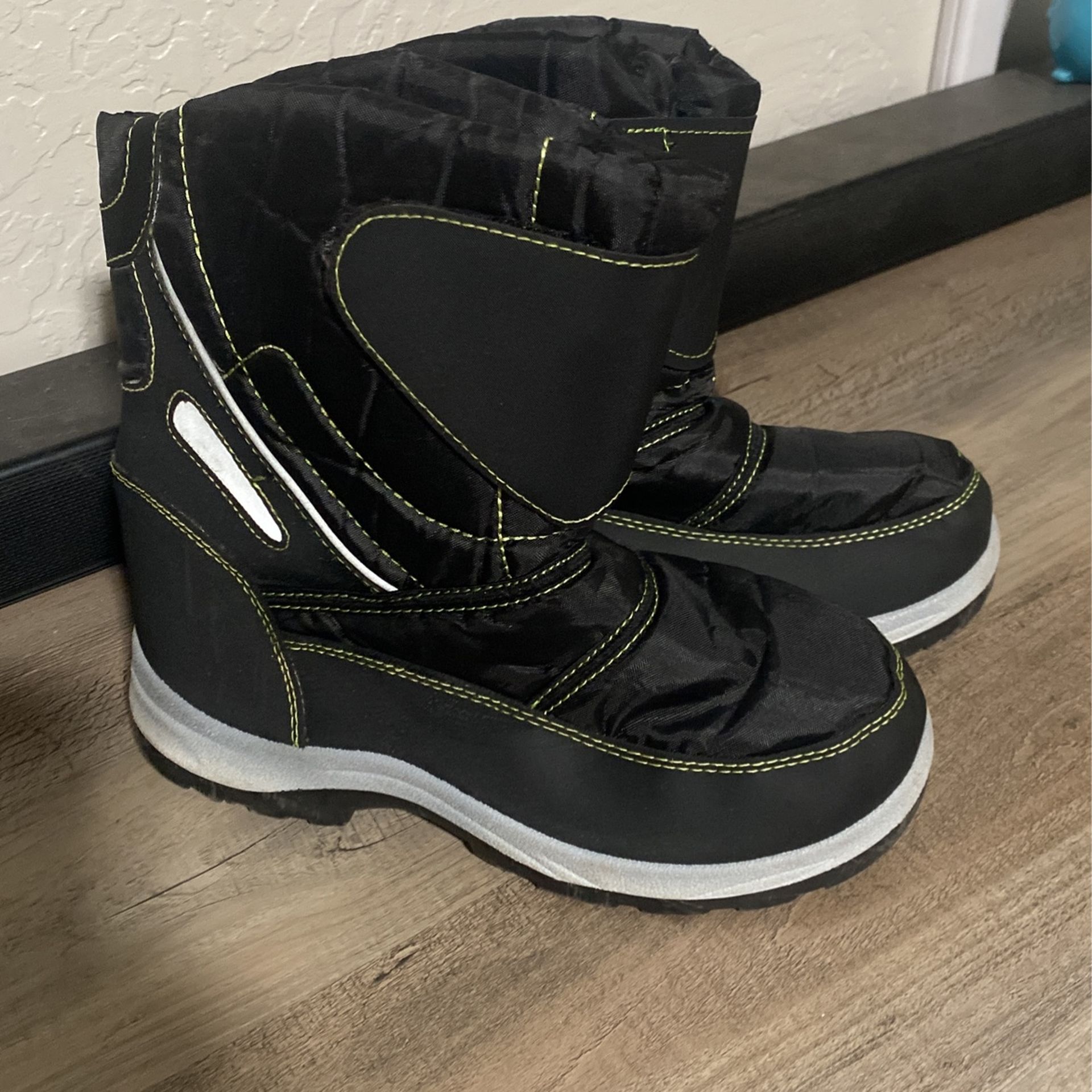 Kids Snow Boots size 4