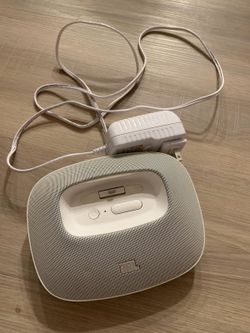 JBL OnBeat Micro Speaker Dock iPhone Lightning Connection