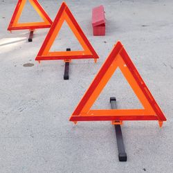 EMERGENCY  WARNING  TRIANGLE  FLARE  KIT  