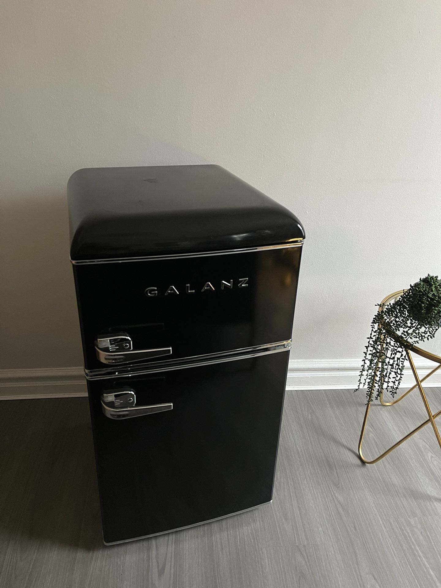 Galanz Black Luxury Retro Compact Mini Fridge for Sale in Brooklyn, NY -  OfferUp