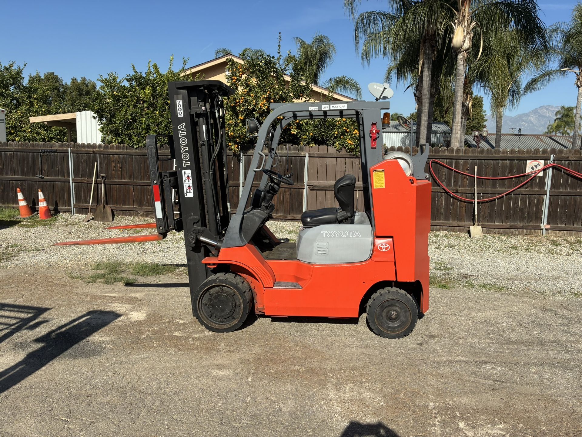 Toyota Forklift (READ LISTING)