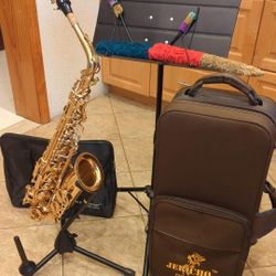 Alto Saxophone (with sheet and instrument stands)