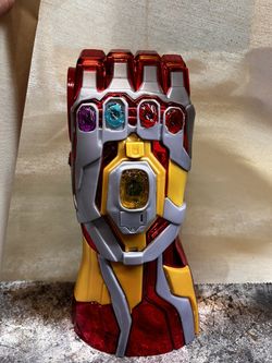 Disneyland Iron Man Avengers Infinity gauntlet