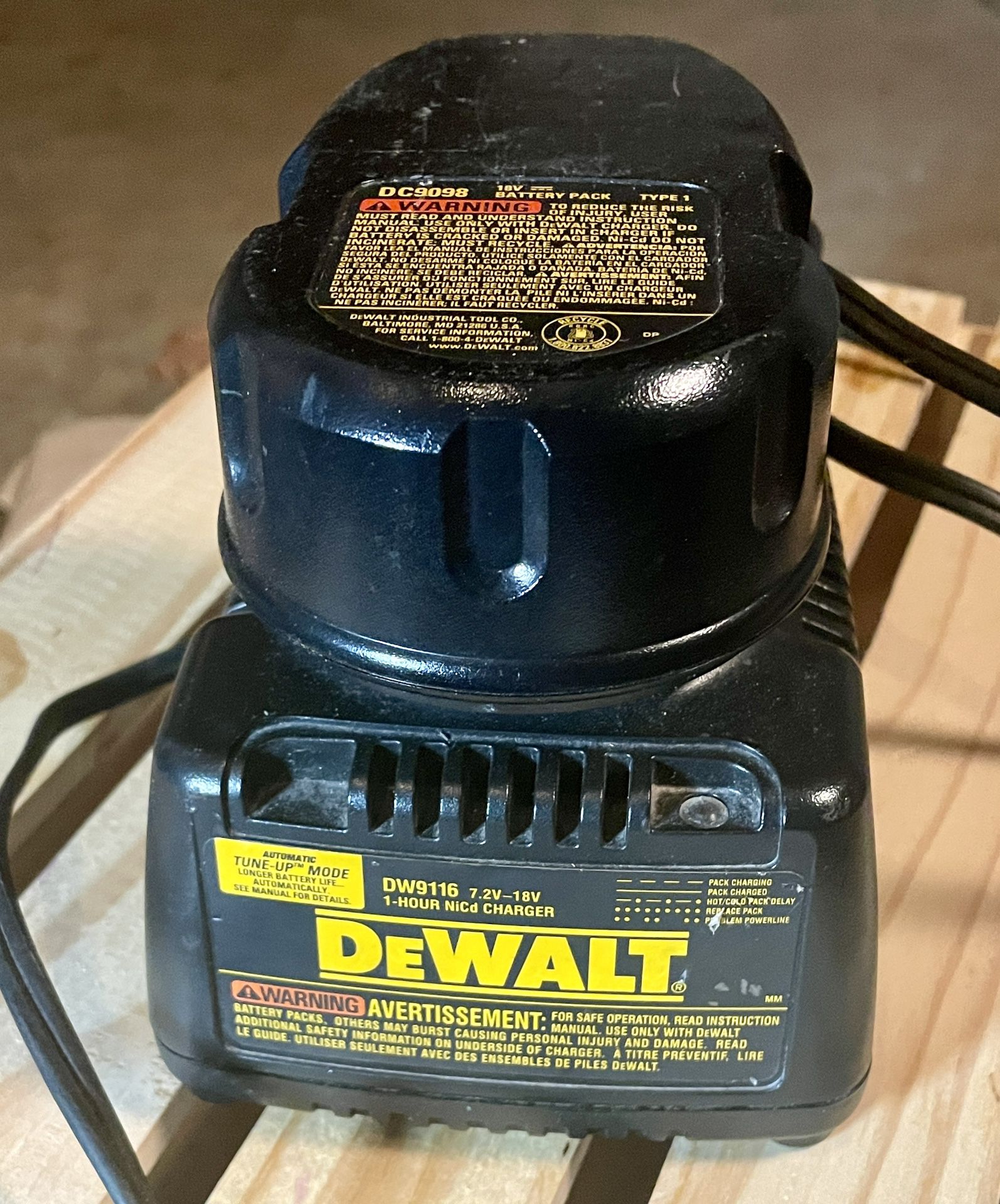 DeWalt DW9116 One Hour NiCd Charger With DC 9098 18V Battery Pack