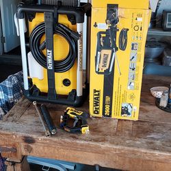 DEWALT
2600 PSI 1.1 GPM 15 Amp Cold
Water Electric Pressure Washer
with Internal Equipment
Storage
