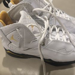 Jordan true flight big kids shoes  size 5