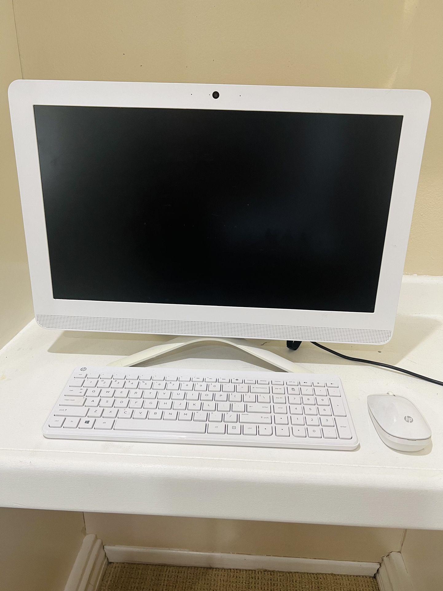 Barely Used- Like New: HP All-in-One Desktop Computer With Wireless Mouse & Keyboard Windows 10