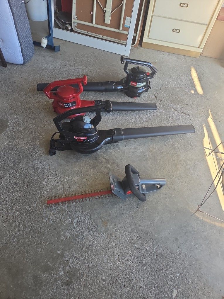 3 Electronic Leaf Blowers And 1 17 Inch Draftsman Heg Cutter