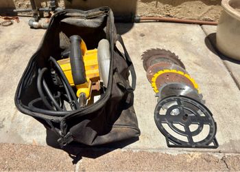DeWalt DWE575SB 7 1/4" Circular Saw w/ Bag + 5 Extra Blades – Excellent Working Condition
