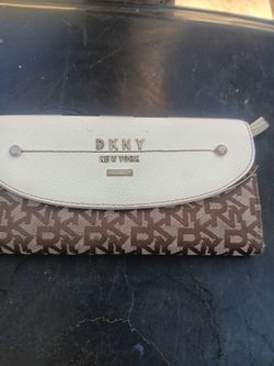 !! Women's  Wallet DKNY Almost New Firm Price