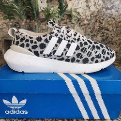 WOMEN'S ADIDAS/ NEW CONDITION 