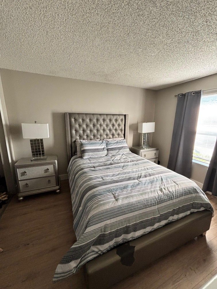 Paris Silver 7 Pc Queen Upholstered Bedroom