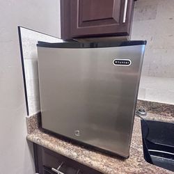 1.1 cu. Ft. Upright Freezer Mini Freezer with Lock & Reversible Door