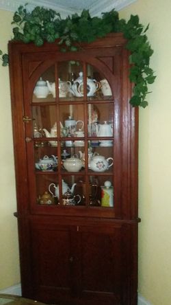 Corner Cabinet. ANTIQUE!
