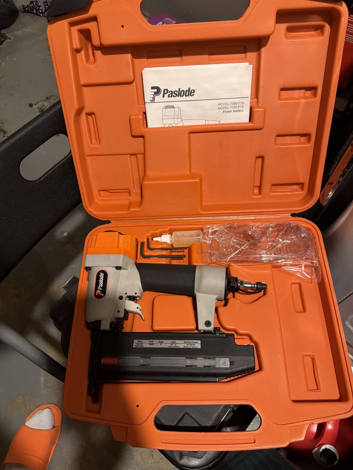 Paslode T200-F18 18 Gauge Pneumatic Finish Nailer with Case