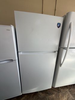 Midea White Top-Freezer Refrigerator