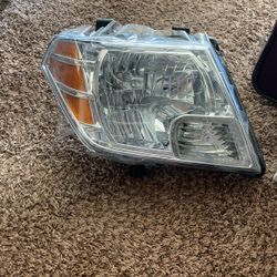 2016 Nissan Frontier Passenger Side Headlight