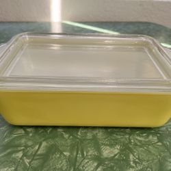 Yellow Pyrex Refrigerator Dish With Ribbed Lid
