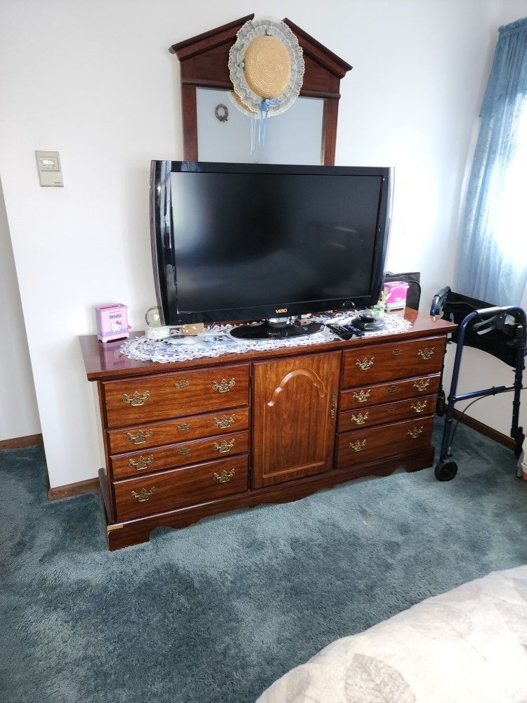 2 Piece Dresser Set Good Condition