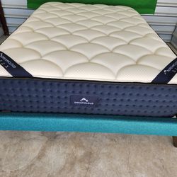 DreamCloud Queen Mattress (LIKE NEW/PERFECT CONDITION)