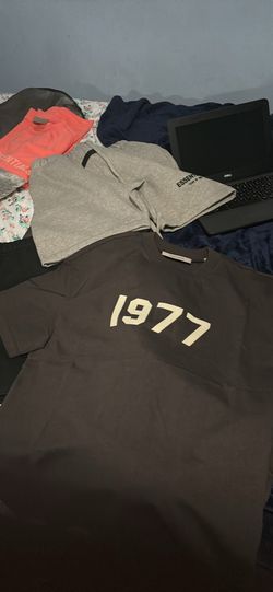 1977 essentials shirt size small