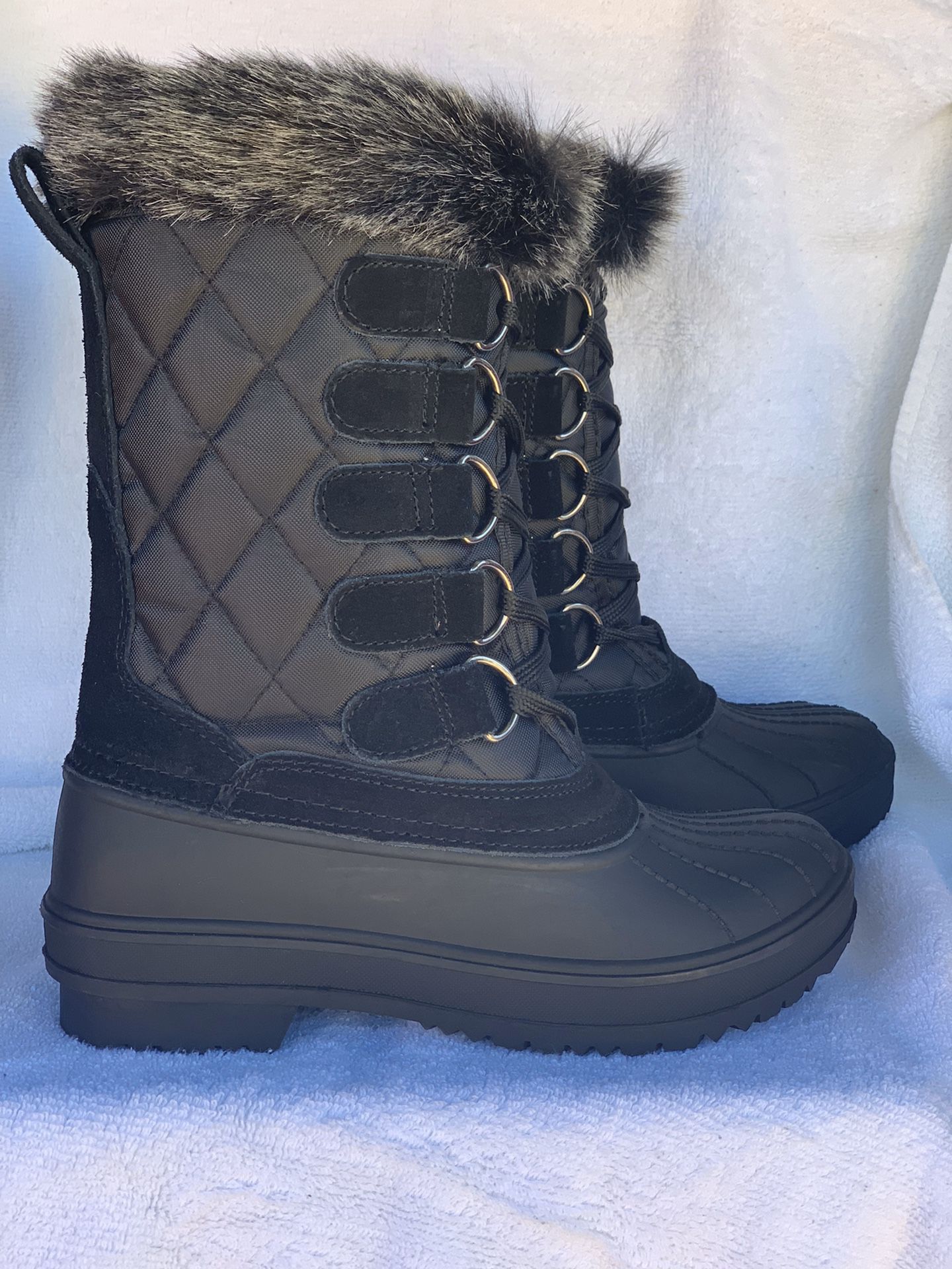 Women’s snow duck boots sizes available 6,6.5,7,7.5,8,8.5,9,10