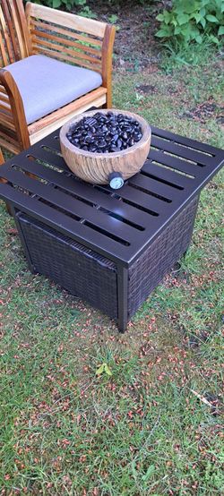 Outdoor patio fire table